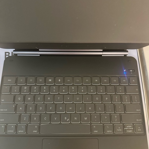 ESR  Magnetic Keyboard Case, for iPad Pro 12,9 (2022/2021/2020/2018) - Picture 2 of 11